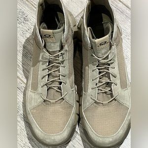 Oakley Urban Explorer Mid boots. New without tags. Never worn